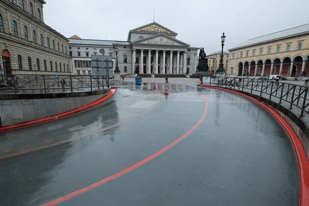 Die bayerische Staatsoper (Nationaltheater) am Max-Joseph-Platz - Ausgangsbeschränkung in Bayern wegen Corona Pandemie - Tag 1, München am 21.03.2020