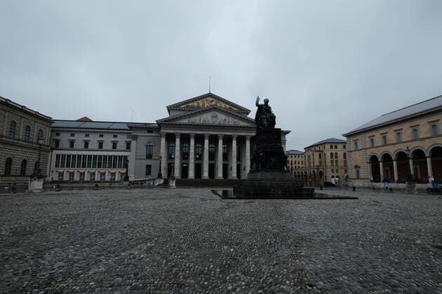 Die bayerische Staatsoper (Nationaltheater) am Max-Joseph-Platz - Ausgangsbeschränkung in Bayern wegen Corona Pandemie - Tag 1, München am 21.03.2020