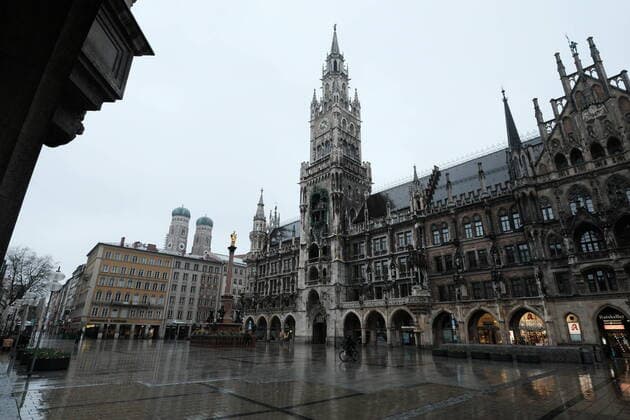 News Bilder des Tages Der menschenleere Marienplatz mit dem Neuen Rathaus und der Mariensäule - Ausgangsbeschränkung in Bayern wegen Corona Pandemie - Tag 1, München am 21.03.2020