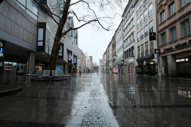 Die menschenleere Kaufingerstrasse - Ausgangsbeschränkung in Bayern wegen Corona Pandemie - Tag 1, München am 21.03.2020