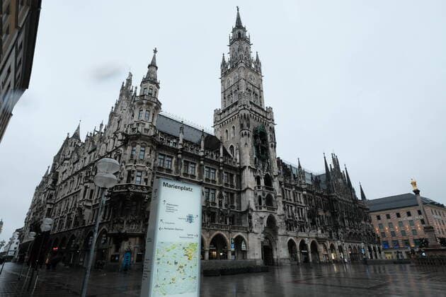 Der menschenleere Marienplatz mit dem Neuen Rathaus - Ausgangsbeschränkung in Bayern wegen Corona Pandemie - Tag 1, München am 21.03.2020