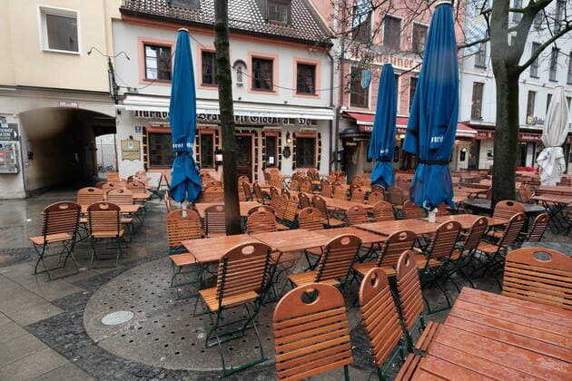 Die Tische vom Bratwurst Glöckl am Dom und Augustiner am Dom - Ausgangsbeschränkung in Bayern wegen Corona Pandemie - Tag 1, München am 21.03.2020