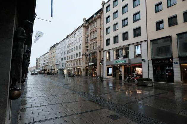 Die menschenleere Theatinerstrasse - Ausgangsbeschränkung in Bayern wegen Corona Pandemie - Tag 1, München am 21.03.2020