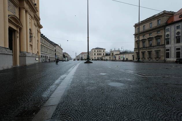 Der menschenleere Odeonsplatz - Ausgangsbeschränkung in Bayern wegen Corona Pandemie - Tag 1, München am 21.03.2020