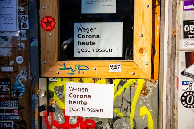 Schild Wegen Corona heute geschlossen in einer Kneipe in Neukoelln in Berlin am 21. Maerz 2020. Die Folgen des Coronavirus (COVID-19) lassen sich auch in der Stadt vermehrt spueren nachdem der Senat die Schliessung von Kultur und Sportveranstaltung, versammlungen von mehr als 50 Personen und den Respekt von Distanzen in den offen gebliebenen Betrieben und Gaststaetten. Viele Menschen profitieren trotzdem unbekuemmert vom gutem Wetter um Sport zu treiben oder Freunde am Parlk zu treffen. Auch aus diesem Grund wird vermehrt ueber weitere Einscharenkungen fuer Versammlungen und Zusammenkuenfte in oeffentliche Parks und Plaetze oder ueber eine Ausgangssperre diskutiert. Oeffentliches Leber weiter in Berlin wegen Coronavirus eingeschraenkt
