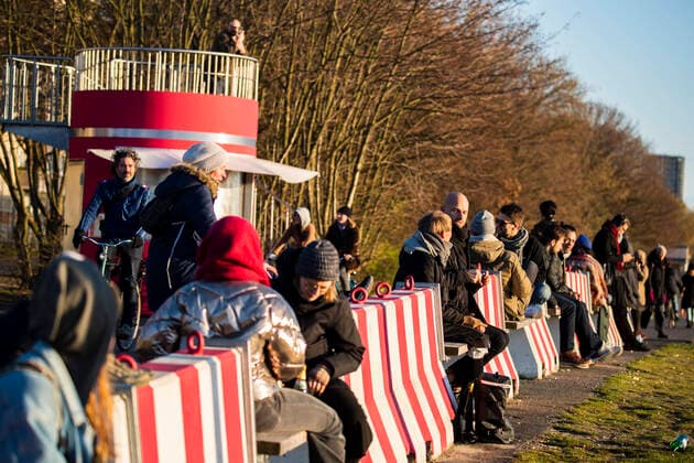 Menschen geniessen die Sonne am Tempelhofer Feld in Berlin am 21. Maerz 2020. Die Folgen des Coronavirus (COVID-19) lassen sich auch in der Stadt vermehrt spueren nachdem der Senat die Schliessung von Kultur und Sportveranstaltung, versammlungen von mehr als 50 Personen und den Respekt von Distanzen in den offen gebliebenen Betrieben und Gaststaetten. Viele Menschen profitieren trotzdem unbekuemmert vom gutem Wetter um Sport zu treiben oder Freunde am Parlk zu treffen. Auch aus diesem Grund wird vermehrt ueber weitere Einscharenkungen fuer Versammlungen und Zusammenkuenfte in oeffentliche Parks und Plaetze oder ueber eine Ausgangssperre diskutiert. Oeffentliches Leber weiter in Berlin wegen Coronavirus eingeschraenkt