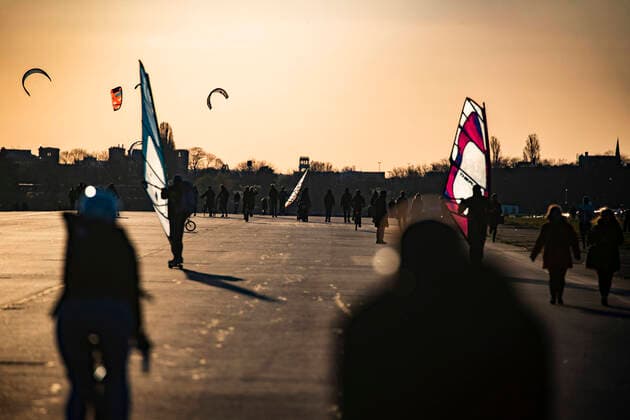 Menschen geniessen die Sonne am Tempelhofer Feld in Berlin am 21. Maerz 2020. Die Folgen des Coronavirus (COVID-19) lassen sich auch in der Stadt vermehrt spueren nachdem der Senat die Schliessung von Kultur und Sportveranstaltung, versammlungen von mehr als 50 Personen und den Respekt von Distanzen in den offen gebliebenen Betrieben und Gaststaetten. Viele Menschen profitieren trotzdem unbekuemmert vom gutem Wetter um Sport zu treiben oder Freunde am Parlk zu treffen. Auch aus diesem Grund wird vermehrt ueber weitere Einscharenkungen fuer Versammlungen und Zusammenkuenfte in oeffentliche Parks und Plaetze oder ueber eine Ausgangssperre diskutiert. Oeffentliches Leber weiter in Berlin wegen Coronavirus eingeschraenkt