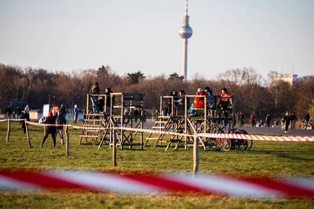 Menschen geniessen die Sonne am Tempelhofer Feld in Berlin am 21. Maerz 2020. Die Folgen des Coronavirus (COVID-19) lassen sich auch in der Stadt vermehrt spueren nachdem der Senat die Schliessung von Kultur und Sportveranstaltung, versammlungen von mehr als 50 Personen und den Respekt von Distanzen in den offen gebliebenen Betrieben und Gaststaetten. Viele Menschen profitieren trotzdem unbekuemmert vom gutem Wetter um Sport zu treiben oder Freunde am Parlk zu treffen. Auch aus diesem Grund wird vermehrt ueber weitere Einscharenkungen fuer Versammlungen und Zusammenkuenfte in oeffentliche Parks und Plaetze oder ueber eine Ausgangssperre diskutiert. Oeffentliches Leber weiter in Berlin wegen Coronavirus eingeschraenkt