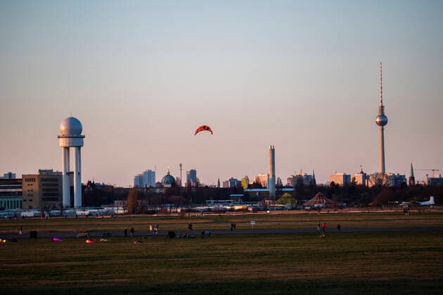 Menschen geniessen die Sonne am Tempelhofer Feld in Berlin am 21. Maerz 2020. Die Folgen des Coronavirus (COVID-19) lassen sich auch in der Stadt vermehrt spueren nachdem der Senat die Schliessung von Kultur und Sportveranstaltung, versammlungen von mehr als 50 Personen und den Respekt von Distanzen in den offen gebliebenen Betrieben und Gaststaetten. Viele Menschen profitieren trotzdem unbekuemmert vom gutem Wetter um Sport zu treiben oder Freunde am Parlk zu treffen. Auch aus diesem Grund wird vermehrt ueber weitere Einscharenkungen fuer Versammlungen und Zusammenkuenfte in oeffentliche Parks und Plaetze oder ueber eine Ausgangssperre diskutiert. Oeffentliches Leber weiter in Berlin wegen Coronavirus eingeschraenkt