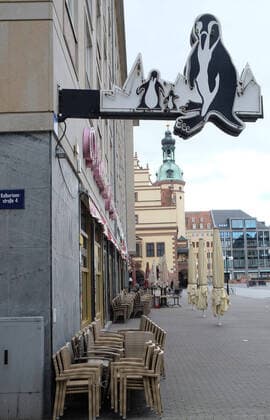 Leipzig, 21.03.2020, Innenstadt Leipzig, Maßnahmen gegen die Ausbreitung des Corona-Virus. Schließung von Einzelhandel und öffentlichen Einrichtungen. , Leipzig menschenleer am eigentlich belebten Samstag-Nachmittag. , Im Bild: Pinguin-Eisbar, im Hintergrund Marktplatz und altes Rathaus. ,