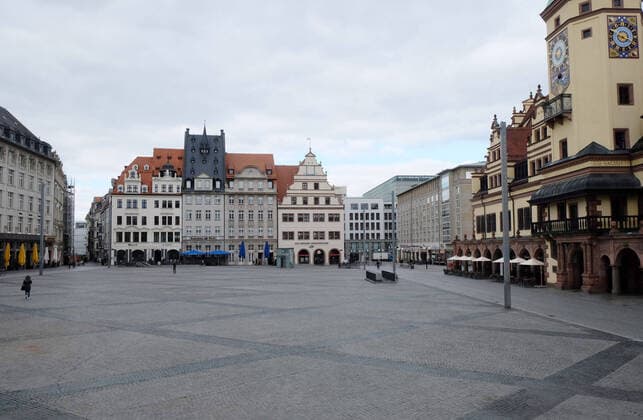 Leipzig, 21.03.2020, Innenstadt Leipzig, Maßnahmen gegen die Ausbreitung des Corona-Virus. Schließung von Einzelhandel und öffentlichen Einrichtungen. , Leipzig menschenleer am eigentlich belebten Samstag-Nachmittag. , City Im Bild: Marktplatz und altes Rathaus (re.). ,