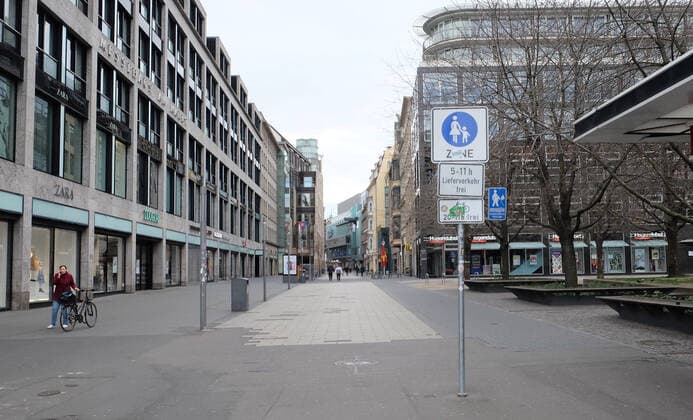 Leipzig, 21.03.2020, Innenstadt Leipzig, Maßnahmen gegen die Ausbreitung des Corona-Virus. Schließung von Einzelhandel und öffentlichen Einrichtungen. , Leipzig menschenleer am eigentlich belebten Samstag-Nachmittag. , City Im Bild: Petersstraße. ,