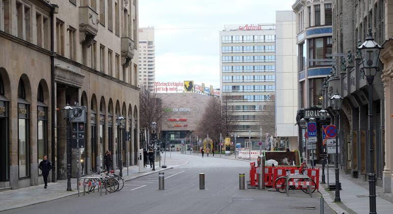 Leipzig, 21.03.2020, Innenstadt Leipzig, Maßnahmen gegen die Ausbreitung des Corona-Virus. Schließung von Einzelhandel und öffentlichen Einrichtungen. , Leipzig menschenleer am eigentlich belebten Samstag-Nachmittag. , City Im Bild: Reichsstraße. ,
