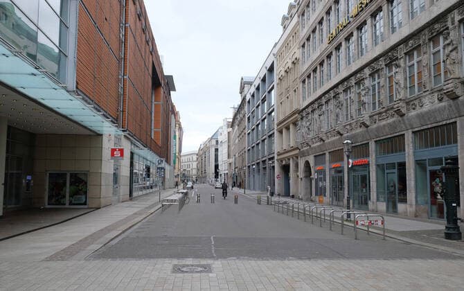 Leipzig, 21.03.2020, Innenstadt Leipzig, Maßnahmen gegen die Ausbreitung des Corona-Virus. Schließung von Einzelhandel und öffentlichen Einrichtungen. , Leipzig menschenleer am eigentlich belebten Samstag-Nachmittag. , City Im Bild: Blick in die Einkaufsstraße Neumarkt. ,