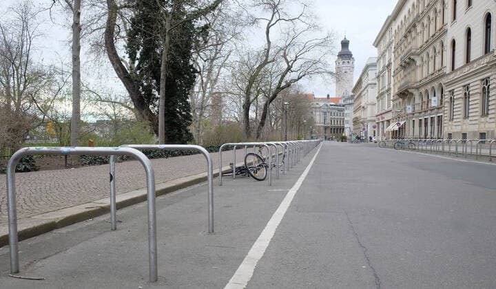 Leipzig, 21.03.2020, Innenstadt Leipzig, Maßnahmen gegen die Ausbreitung des Corona-Virus. Schließung von Einzelhandel und öffentlichen Einrichtungen. , Leipzig menschenleer am eigentlich belebten Samstag-Nachmittag. , City Im Bild: Schillerstraße, Im Hintergrund das Neue Rathaus. ,