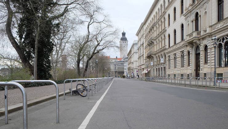 Leipzig, 21.03.2020, Innenstadt Leipzig, Maßnahmen gegen die Ausbreitung des Corona-Virus. Schließung von Einzelhandel und öffentlichen Einrichtungen. , Leipzig menschenleer am eigentlich belebten Samstag-Nachmittag. , City Im Bild: Schillerstraße, Im Hintergrund das Neue Rathaus. ,