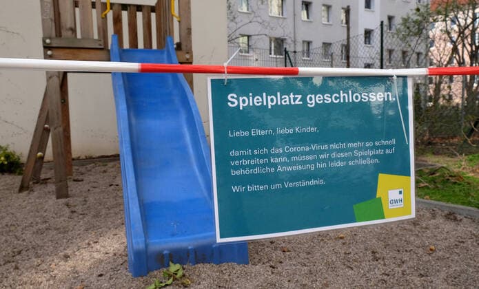 Leipzig, 21.03.2020, Maßnahmen gegen die Ausbreitung des Corona-Virus. Im Bild: Gesperrter Kinderspielplatz in der leipziger Südvorstadt. ,