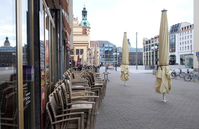 Leipzig, 21.03.2020, Innenstadt Leipzig, Maßnahmen gegen die Ausbreitung des Corona-Virus. Schließung von Einzelhandel und öffentlichen Einrichtungen. , Leipzig menschenleer am eigentlich belebten Samstag-Nachmittag. , City Im Bild: Blick von der Katharinenstraße auf Marktplatz und altes Rathaus