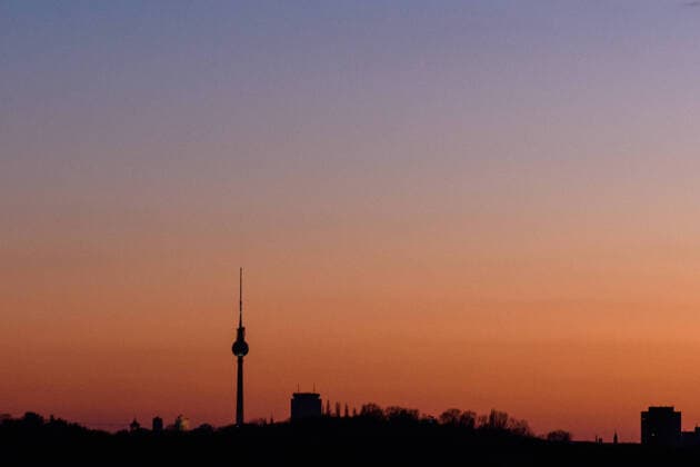 Berlin, Sonnenuntergang Deutschland, Berlin - 21.03.2020: Im Bild ist der Sonnenuntergang am Abend in Berlin zu sehen. Berlin Berlin Deutschland