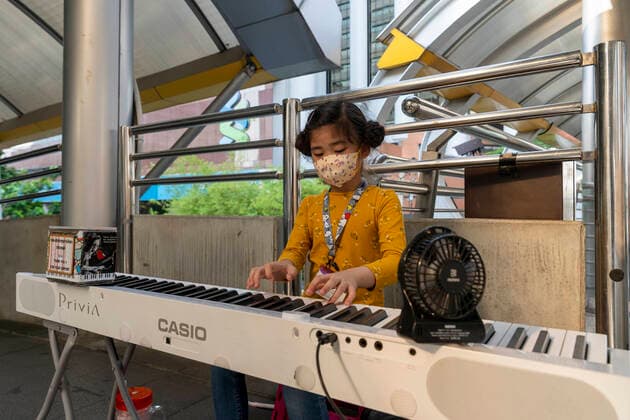 March 21, 2020, Bangkok, Thailand: A young girl plays an electronic keyboard while wearing a face mask in Bangkok s Chong Nonsi mass transit station. The number of confirmed cases of Covid-19 jumped to 411 from 322 overnight, the largest daily increase seen in the country since the start of the outbreak. Bangkok Thailand - ZUMAt128 20200321_zap_t128_011 Copyright: xAdryelxTalamantesx