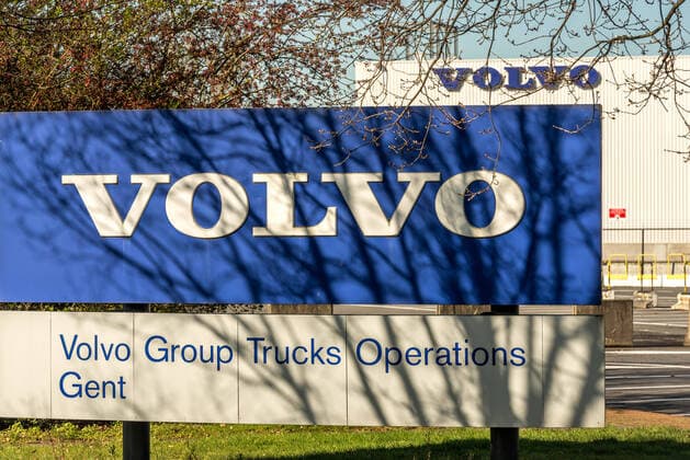 Volvo cars suspends production in Europe and US Volvo suspends car production in Europe and the US. The Chinese-owned Swedish auto maker Volvo Cars said Friday it would temporarily halt production, Production at the carmaker s Belgian plant in Ghent was stopped on Tuesday, and three facilities in Sweden as well as the factory in South Carolina, US. Some 25,000 employees would be affected in Sweden, and 6,500 and 1,500 in Belgium and the US respectively. Gent Belgium Copyright: JonathanxRaa