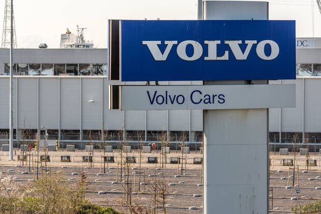 Volvo cars suspends production in Europe and US Volvo suspends car production in Europe and the US. The Chinese-owned Swedish auto maker Volvo Cars said Friday it would temporarily halt production, Production at the carmaker s Belgian plant in Ghent was stopped on Tuesday, and three facilities in Sweden as well as the factory in South Carolina, US. Some 25,000 employees would be affected in Sweden, and 6,500 and 1,500 in Belgium and the US respectively. Gent Belgium Copyright: JonathanxRaa