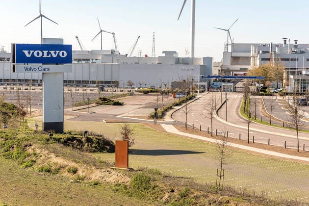 Volvo cars suspends production in Europe and US Volvo suspends car production in Europe and the US. The Chinese-owned Swedish auto maker Volvo Cars said Friday it would temporarily halt production, Production at the carmaker s Belgian plant in Ghent was stopped on Tuesday, and three facilities in Sweden as well as the factory in South Carolina, US. Some 25,000 employees would be affected in Sweden, and 6,500 and 1,500 in Belgium and the US respectively. Gent Belgium Copyright: JonathanxRaa