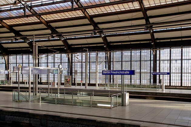 21.03.2020, Berlin, Deutschland - Corona-Krise. Foto: Menschenleere Bahnsteige im Bahnhof-Friedrichstrasse.