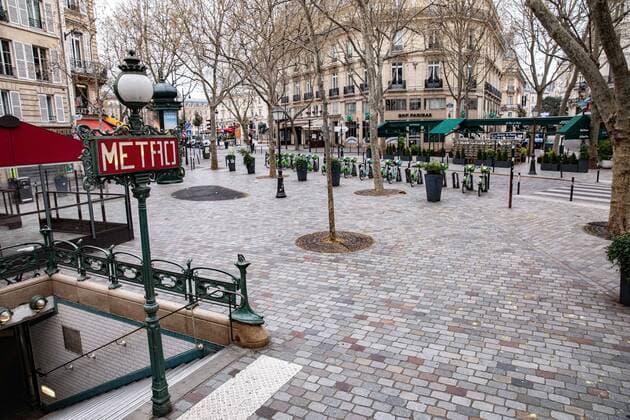 News Bilder des Tages Atmosphere in the streets of Paris during the head of state ordered people to stay home to stop the spread of Covid-19, in the center of Paris, at the touristic dicstrict Saint Michel, on March 21, 2020.  Copyright: xChristophexMorinx