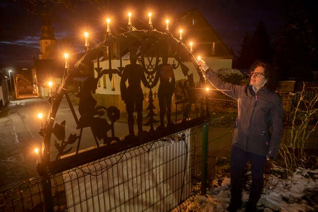 200321 Zeichen. Erzgebirge setzt ein Zeichen gegen Corona. Die Weihnachzeit ist längst vorbei und die Schwibbbögen und Bergmänner verstaut auf dem Boden. Da kam Marc Schmidt eine Idee der Solidarität. Wir können wir aus dem Erzgebirge aller Menschen auf der Welt ein Zeichen setzen? Um 21 Uhr 23 Uhr sollen die Schwibbbögen und Bergmänner in den Fenstern im Erzgebirge funkeln. Die Schwibbbögen erinnern im Erzgebirge einer tiefen Tradition. Sie sollen Frieden und Besinnlichkeit wiederspiegeln. Genau jenes benötigen wir jetzt. Mandy Frank schaltete ihren gegen 19 Uhr ein: Haltet durch an alle Arbeiter und die für uns da sind und liebe Jugend trefft euch nicht, bleibt daheim! Auch Angelique Fleischer stellte ihren Schwibbbogen auf. Er leuchtete auch seit heute Abend im Fenster. Auch sie sagte: Ihr Jugend, ihr lernte jetz