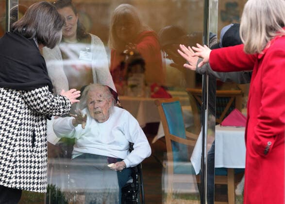 Bilder des Jahres 2020, News 03 März News Bilder des Tages Wilma Grove waves goodby to her children (L to R) Judy Kekich, Pat Grove and Ed Grove after a visit at Delmar Gardens on the Green in Ballwin, Missouri on March 21, 2020. The family has been forced to visit their 100 year-old mother every day from the outside due to Coronavirus concerns. Missouri s known cases of COVID-19, is at 73 including three deaths.  SLP2020032101 BILLxGREENBLATT
