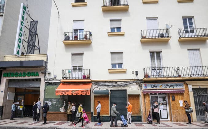 March 21, 2020: March 21, 2020 (Malaga) Take out the dog ,make the purchase are the only esxcusas to be on the street in the state of alarm of Spain. Despite this, there are still queues at the doors of the supermarkets in Malaga, where the star product is toilet paper and basic necessities. These are consequences of the Coronavirus. - ZUMAc161 20200321_zap_c161_063 Copyright: xLorenzoxCarnerox