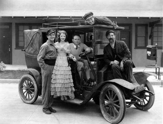 7TH HEAVEN, (aka SEVENTH HEAVEN), Charles Farrell, Janet Gaynor, director Frank Borzage (at wheel), George E. Stone (on roof), David Butler on set, 1927, TM & Copyright (c) 20th Century Fox Film Corp. All rights reserved. 20thCentFox Courtesy Everett Collection !ACHTUNG AUFNAHMEDATUM GESCHÃ„TZT! PUBLICATIONXNOTxINxCANxCHNxFRAxITAxJPNxNORxPOLxRUSxESPxUKxUSA Copyright: x20thCentFox CourtesyxEverettxCollectionx MCDSEHE FE001