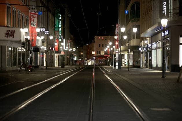 Wuerzburg, City, 21.03.2020, Coronavirus, Katastrophenfall in Bayern, Ausgangsbeschraenkungen Bild: Ab 21 Uhr sind keine Menschen mehr auf den sonst vollen Plaetzen, die Stadt wirkt gespenstig, Die Buerger halten sich an die vorläufige Ausgangsbeschränkung des Bayerischen Staatsministeriums für Gesundheit und Pflege Copyright: HMBxMedia xHeikoxBecker