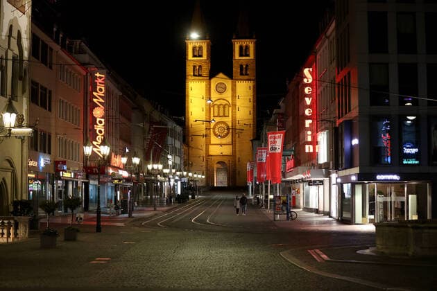 Wuerzburg, City, 21.03.2020, Coronavirus, Katastrophenfall in Bayern, Ausgangsbeschraenkungen Bild: Ab 21 Uhr sind keine Menschen mehr auf den sonst vollen Plaetzen, die Stadt wirkt gespenstig, Die Buerger halten sich an die vorläufige Ausgangsbeschränkung des Bayerischen Staatsministeriums für Gesundheit und Pflege Copyright: HMBxMedia xHeikoxBecker