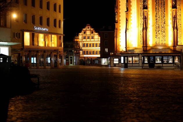 Wuerzburg, City, 21.03.2020, Coronavirus, Katastrophenfall in Bayern, Ausgangsbeschraenkungen Bild: Ab 21 Uhr sind keine Menschen mehr auf den sonst vollen Plaetzen, die Stadt wirkt gespenstig, Die Buerger halten sich an die vorläufige Ausgangsbeschränkung des Bayerischen Staatsministeriums für Gesundheit und Pflege Copyright: HMBxMedia xHeikoxBecker