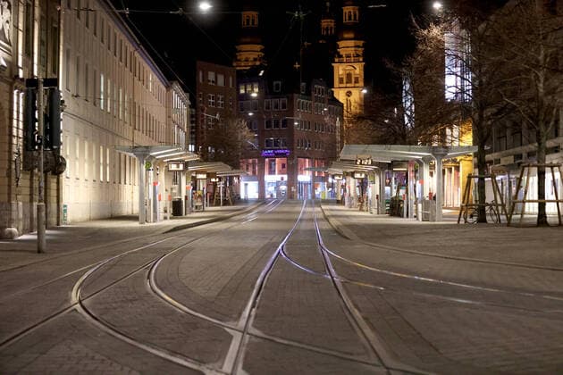 Wuerzburg, City, 21.03.2020, Coronavirus, Katastrophenfall in Bayern, Ausgangsbeschraenkungen Bild: Ab 21 Uhr sind keine Menschen mehr auf den sonst vollen Plaetzen, die Stadt wirkt gespenstig, Die Buerger halten sich an die vorläufige Ausgangsbeschränkung des Bayerischen Staatsministeriums für Gesundheit und Pflege Copyright: HMBxMedia xHeikoxBecker