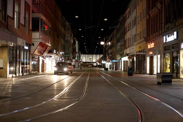 Wuerzburg, City, 21.03.2020, Coronavirus, Katastrophenfall in Bayern, Ausgangsbeschraenkungen Bild: Ab 21 Uhr sind keine Menschen mehr auf den sonst vollen Plaetzen, die Stadt wirkt gespenstig, Die Buerger halten sich an die vorläufige Ausgangsbeschränkung des Bayerischen Staatsministeriums für Gesundheit und Pflege Copyright: HMBxMedia xHeikoxBecker