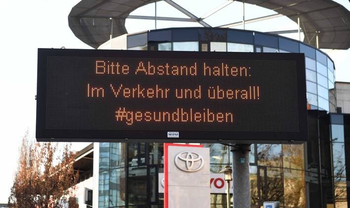 Berlin in der Phase der Coronavirus-Krise, im Bild: Hinweistafel an der Stralauer Allee, Bitte Abstand halten: Im Verkehr und überall!, gesundbleiben, 21.03. 2020, Copyright: xMatthiasxKochx