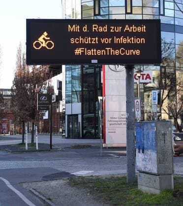 Berlin in der Phase der Coronavirus-Krise, im Bild: Hinweistafel an der Stralauer Allee, Mit dem Rad zur Arbeit schützt vor Infektion, FlattenTheCurve 21.03. 2020, Copyright: xMatthiasxKochx
