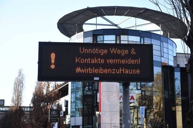 Berlin in der Phase der Coronavirus-Krise, im Bild: Hinweistafel an der Stralauer Allee, Unnötige Wege & Kontakte vermeiden!, wirbleibenzuHause, 21.03. 2020, Copyright: xMatthiasxKochx