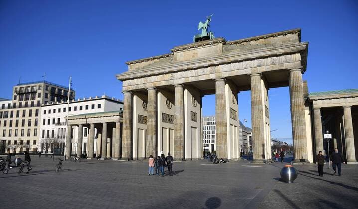 Berlin in der Phase der Coronavirus-Krise, im Bild: leerer Platz vor dem Brandenburger Tor, 21.03. 2020, Copyright: xMatthiasxKochx