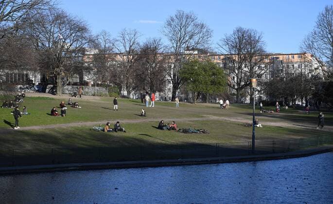 Berlin in der Phase der Coronavirus-Krise, im Bild: die Menschen halten im Volkspark am Weinberg Abstand, 21.03. 2020, Copyright: xMatthiasxKochx