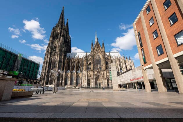 Auswirkungen der Coronavirus Krise, leerer Platz am Kölner Dom, Roncalliplatz, Köln,Deutschland, Corona Krise
