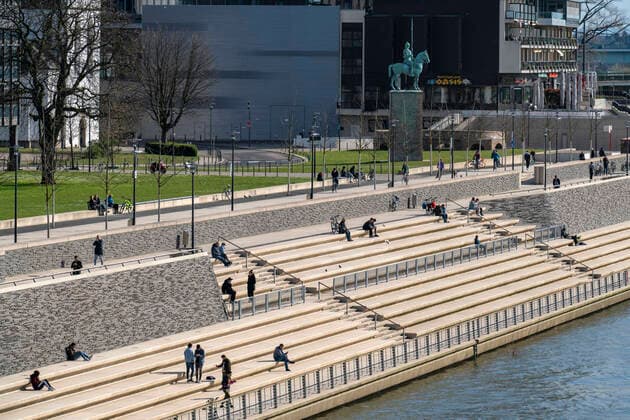 Auswirkungen der Coronavirus Krise, Rheinpromenade, Rheinboulevard, am Deutzer Ufer, wenige Menschen mit viel Abstand zueinander in der Frühlingssonne, Köln, Deutschland, Corona Krise