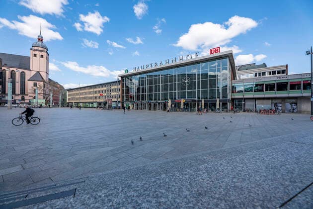 Auswirkungen der Coronavirus Krise, leerer Platz vor dem Hauptbahnhof, Köln,Deutschland, Corona Krise