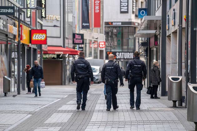 Auswirkungen der Coronavirus Krise, leere Einkaufsstrasse, Streife vom Ordnungsamt, gegen 1400 Uhr am Samstag, normalerweise gehen hier tausende Menschen um diese Zeit einkaufen, Hohe Strasse in Köln, Deutschland, Corona Krise