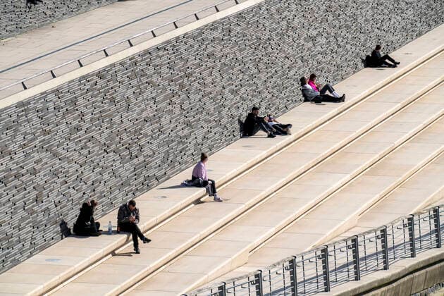 Auswirkungen der Coronavirus Krise, Rheinpromenade, Rheinboulevard, am Deutzer Ufer, wenige Menschen mit viel Abstand zueinander in der Frühlingssonne, Köln, Deutschland, Corona Krise