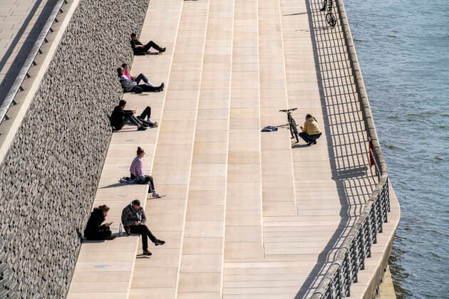 Auswirkungen der Coronavirus Krise, Rheinpromenade, Rheinboulevard, am Deutzer Ufer, wenige Menschen mit viel Abstand zueinander in der Frühlingssonne, Köln, Deutschland, Corona Krise