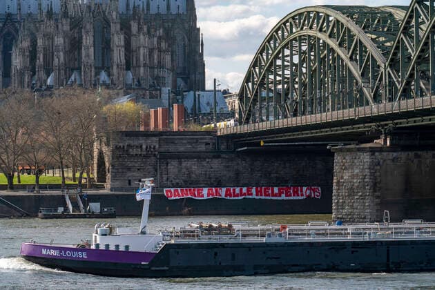 Bilder des Jahres 2020, News 03 März Auswirkungen der Coronavirus Krise, Danke-Banner am Rheinufer, Hohenzollern Brücke, Köln, Deutschland, Corona Krise *** Effects of the coronavirus crisis, Thank you Banner am Rheinufer, Hohenzollern Brücke, Cologne, Germany, Corona crisis